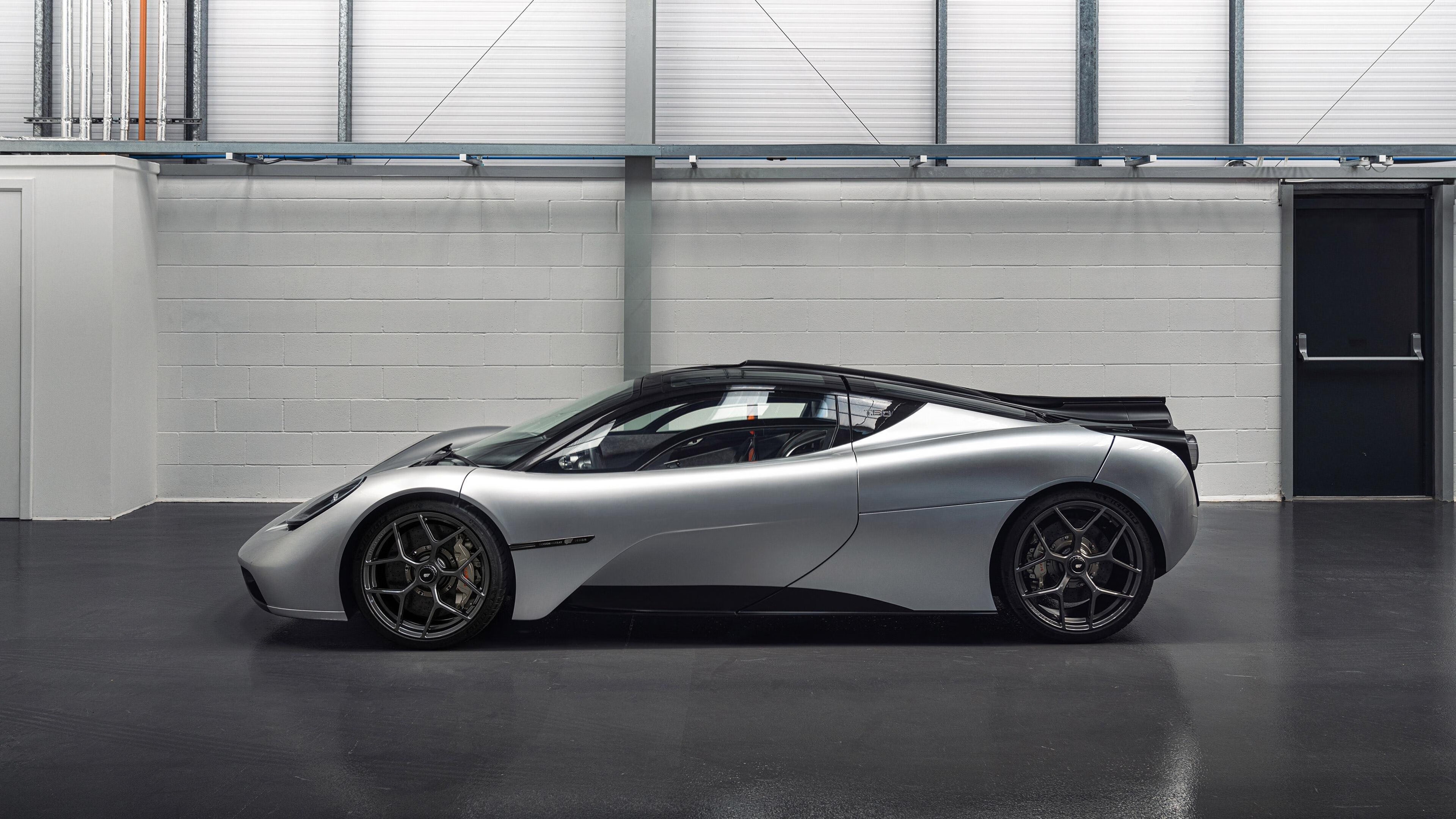 “飞盘竞技：三叉湖田径场成全球飞盘高手的竞技场”