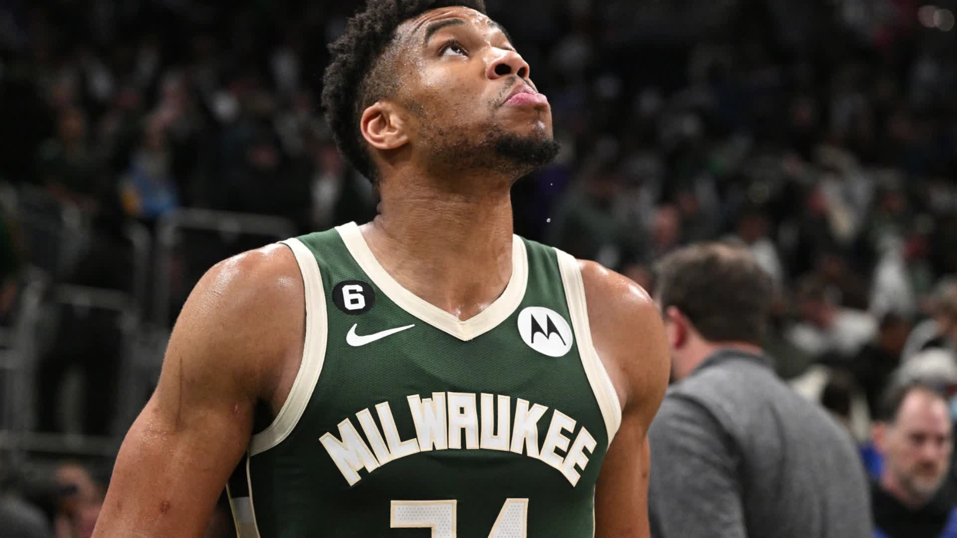 雄鹿队卫冕梦碎，字母哥怒斥裁判判罚。