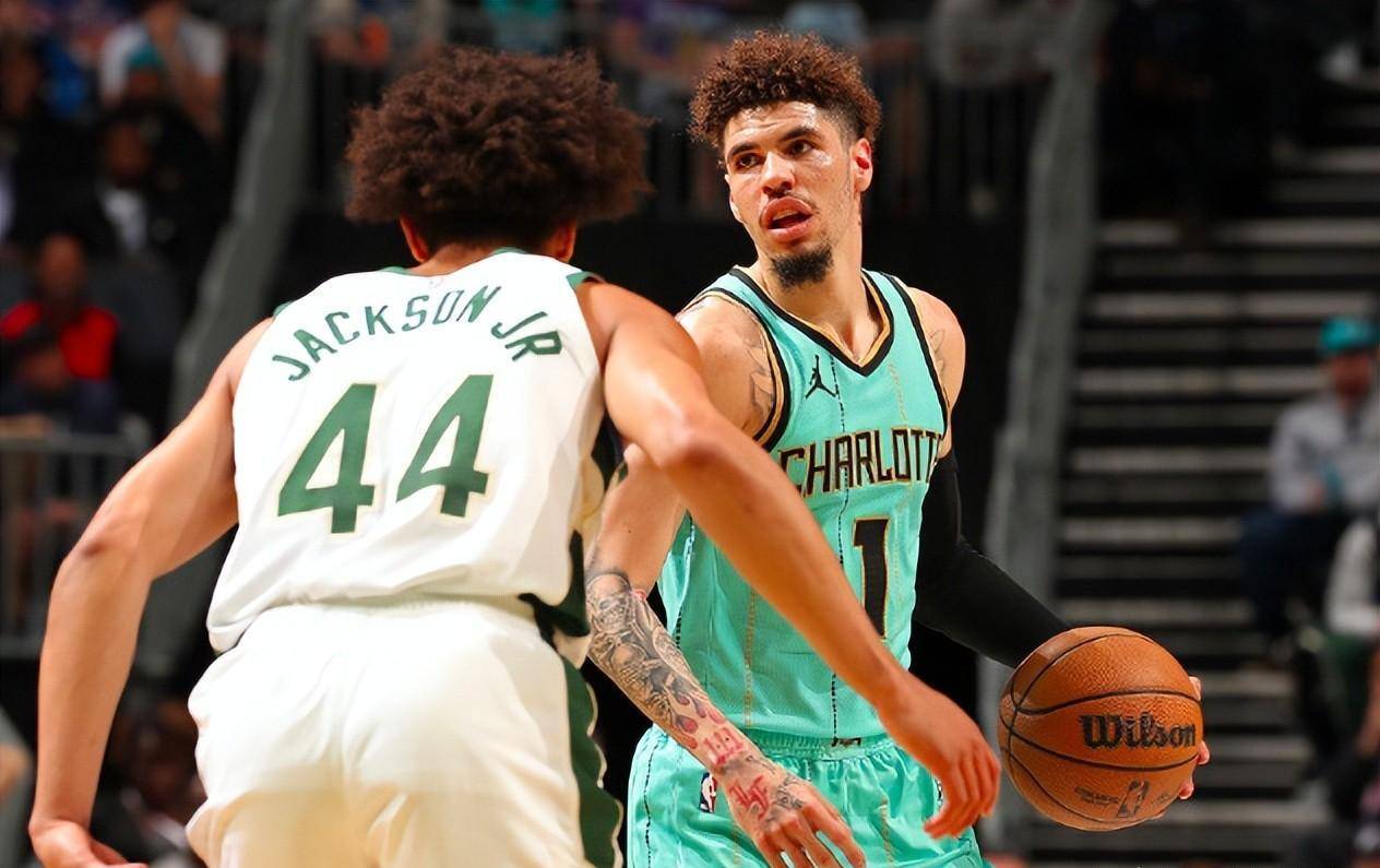 雄鹿队卫冕梦碎，字母哥怒斥裁判判罚。