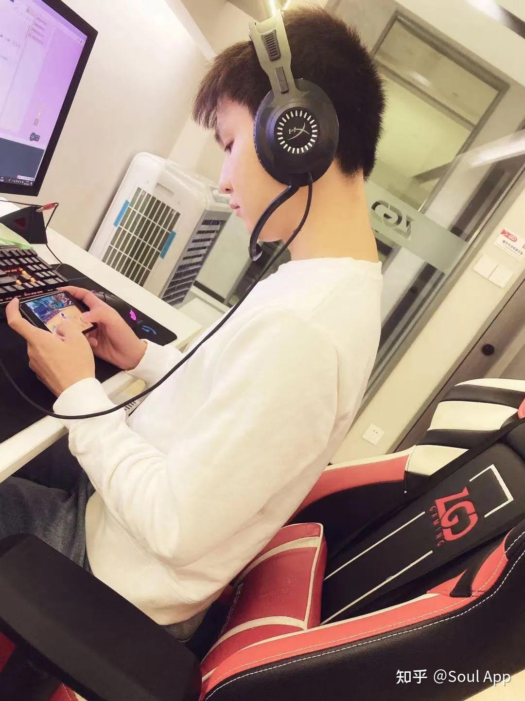 关于从爱好到职业:电竞选手的成长与心路历程。的信息 关于从爱好到职业:电竞选手的成长与心路历程。的信息